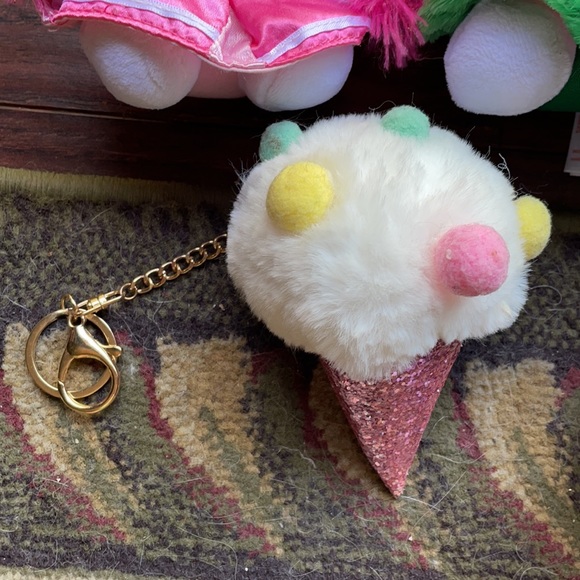 SET OF HELLO KITTY & EXTRAS - Picture 5 of 6